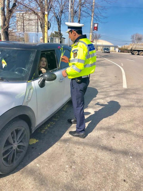 Polițiștii rutieri constănțeni au ”amendat” șoferițele