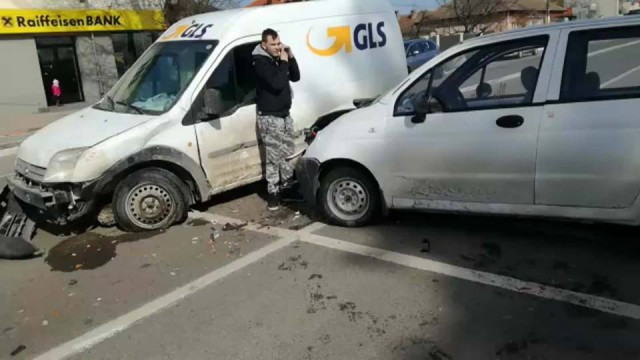 Accident rutier în Valu: un şofer grăbit a întors peste linia dublă continuă!