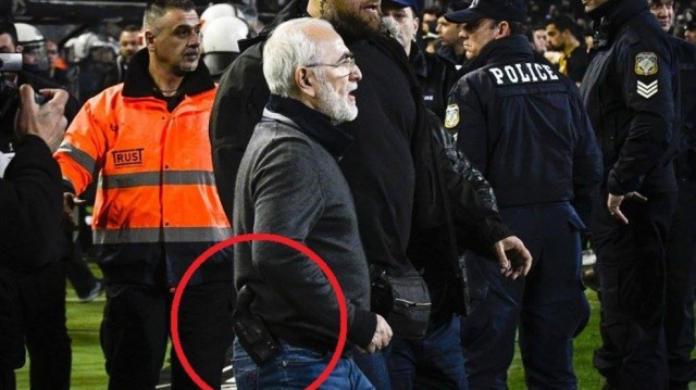 RĂZBOI pe teren, la meciul lui Răzvan Lucescu cu AEK Atena, meci SUSPENDAT!