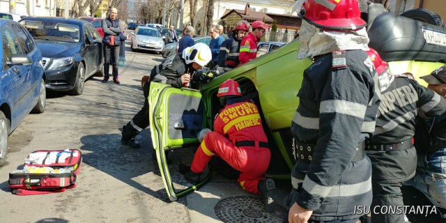 Accident rutier GRAV în Constanța: o mașină s-a RĂSTURNAT! VIDEO
