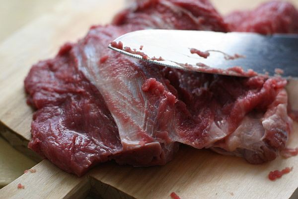Produse din carne falsificate, fabricate în Belgia, în farfuria românilor?