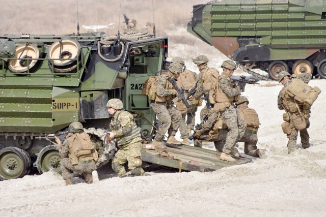 VIDEO/ GALERIE FOTO. Scene de război la Capu Midia. Militarii români și americani se antrenează împreună