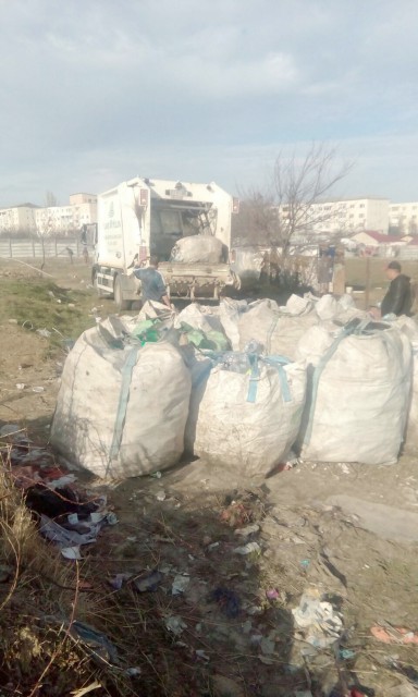 Zeci de saci de gunoaie de la răscolitorii din ghene, ridicați de Poliția Locală Constanța și Polaris