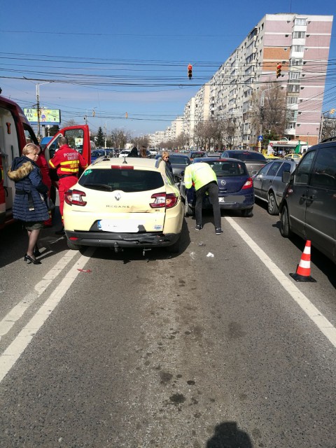 Accident cu mai multe mașini implicate, la Casa de Cultură: un copil RĂNIT