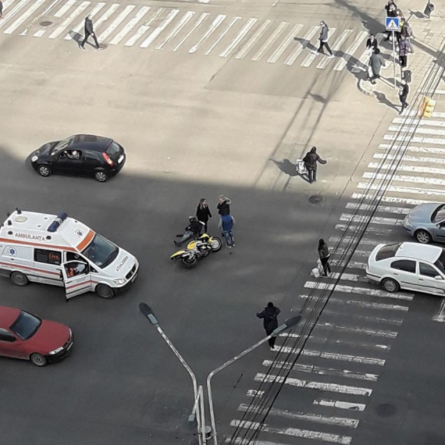 VIDEO/FOTO. Accident în zona Casa de Cultură. Un motociclist a fost rănit