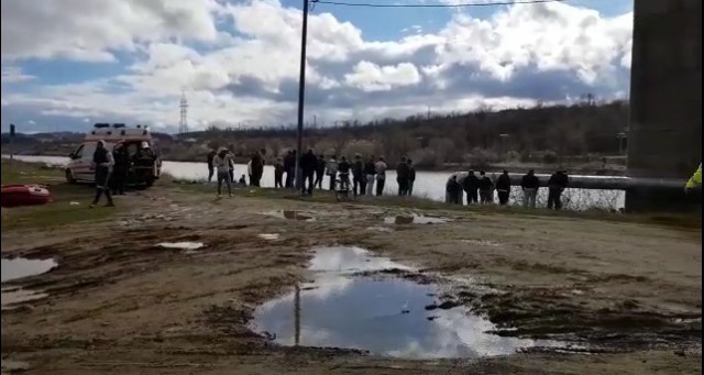 Intervenție la Cernavodă: o persoană s-a ARUNCAT de pe pod! VIDEO
