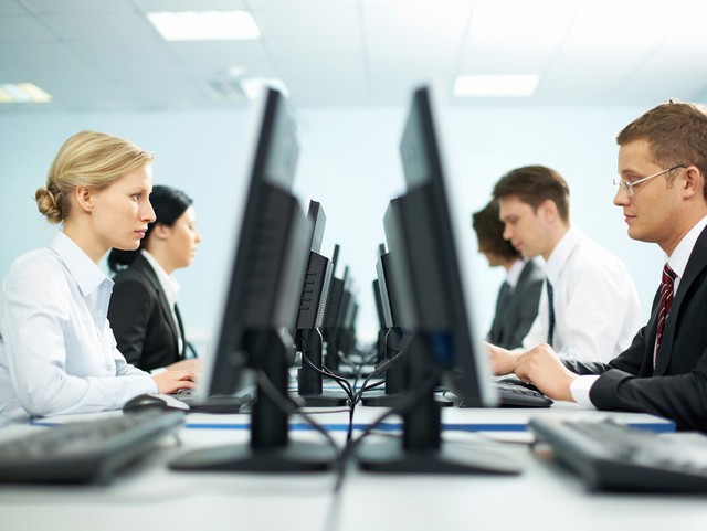 Directorii generali din România, mai puţin optimişti cu privire la creşterea numărului de angajaţi