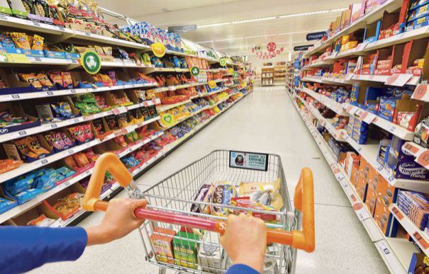 Opt din zece români cumpără de la hypermarket; preţul este criteriul de bază la momentul achiziţiei