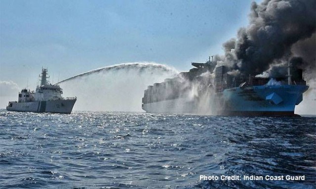 VIDEO/GALERIE FOTO. Șanse minime să fie găsiți cei patru marinari dispăruți după INCENDIUL DEVASTATOR de pe nava Maersk