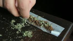 Tânăr prins cu un joint asupra sa!