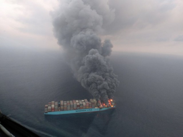 TRAGEDIE pe mare. Un marinar a murit în urma unui incendiu DEVASTATOR pe nava Maersk Honam. Printre cei salvați, și un român!