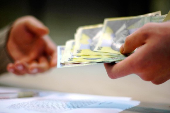 Câştigul salarial mediu net a scăzut cu 145 de lei în ianuarie, la 2.484 lei; sectorul IT domină cu 6.120 lei