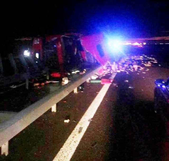 Accident rutier GRAV pe Autostrada Soarelui: s-a răsturnat un TIR care venea spre Constanţa! ŞOFERUL ESTE BĂUT!