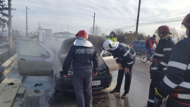 Autoturism cuprins de flăcări pe podul Cumpenei!