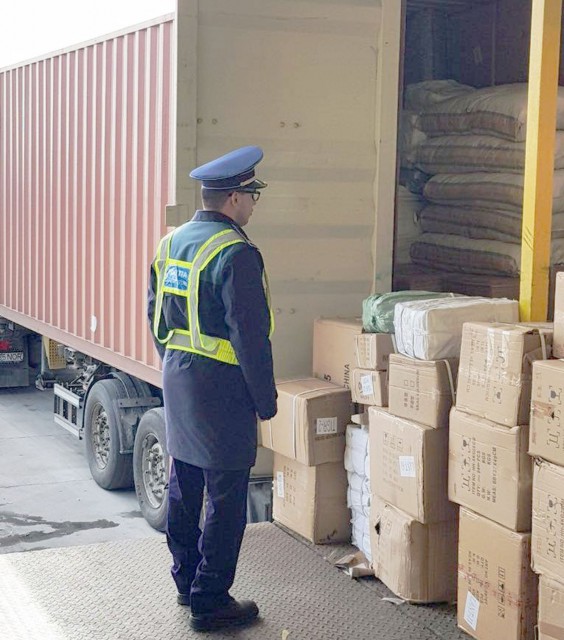 Două containere sosite în Portul Constanţa, verificate de poliţişti: s-a lăsat cu dosare penale!