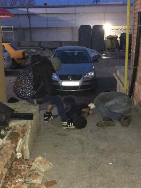 FENOMENUL ZOMBIE ia amploare la Constanța! Drogați aproape inconștienți, în fața unei scări de bloc de la Piața Tomis 3
