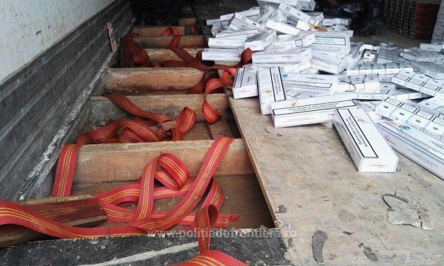 53 de baxuri cu țigări descoperite în remorca unui camion, în PTF Siret
