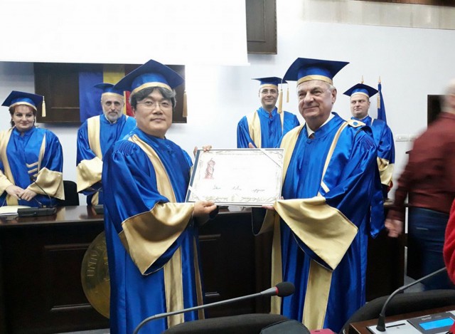 Vicepreşedintele Universităţii Beijing pentru Limbă şi Cultură a primit titlul de Doctor Honoris Causa al Universităţii Ovidius
