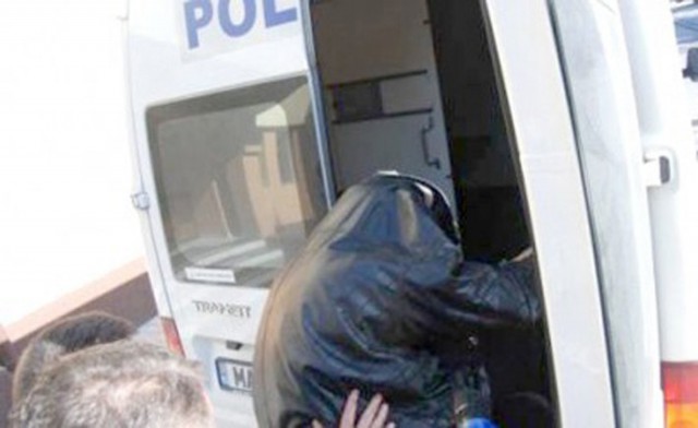 Indivizii care au spart o maşină în zona Cazinoului, menţinuţi în arest!