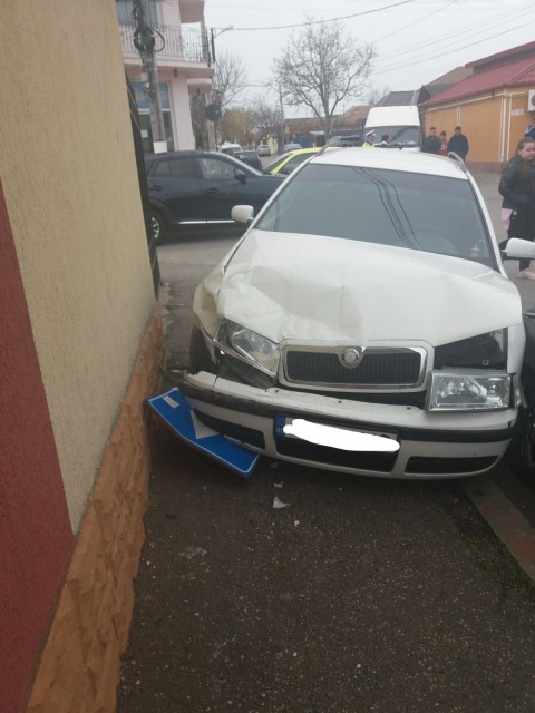 Accident cu două mașini la Constanța: un bărbat a fost rănit