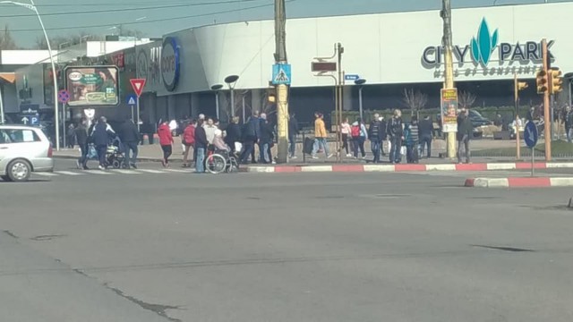 Cum traversează strada o persoană aflată în cărucior cu rotile, în Constanța?