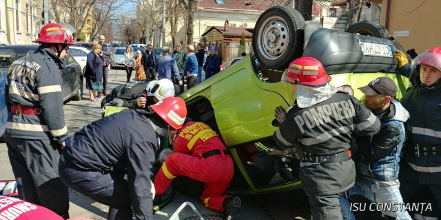 Haos în Constanţa: o maşină s-a răsturnat, două persoane au ajuns la spital!