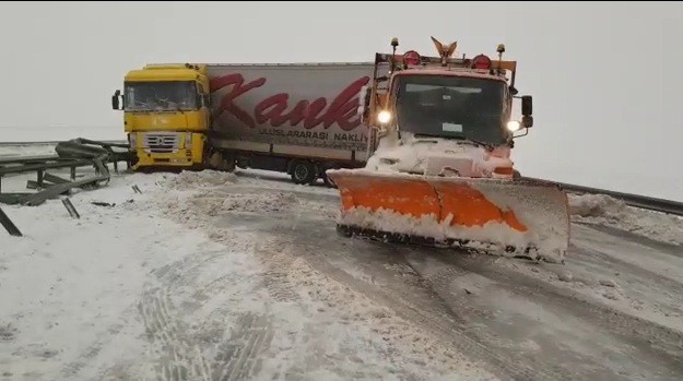 Accident rutier pe A2: un TIR a derapat! VIDEO