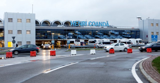 Aproximativ 2.000 de pasageri sunt afectaţi de amânarea decolărilor de pe Aeroportul Henri Coandă