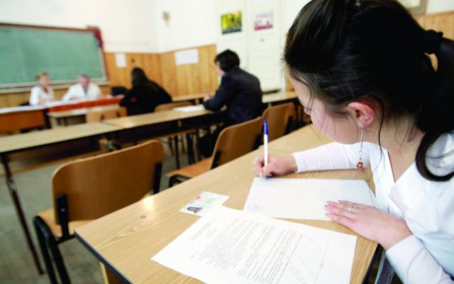 Proiect: Este eliminată simularea pentru clasa a VII-a. Elevii de clasa a VIII-a vor susține simularea în martie
