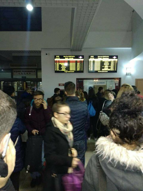 HAOS în Gara CFR Constanța! BĂTAIE DE JOC: călătorii speră să mai plece trenul la București