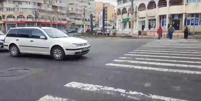 ÎN ATENŢIA RUTIEREI: Zilnic, maşinile TREC PE ROŞU la Trocadero! Pietonii, în pericol! VIDEO