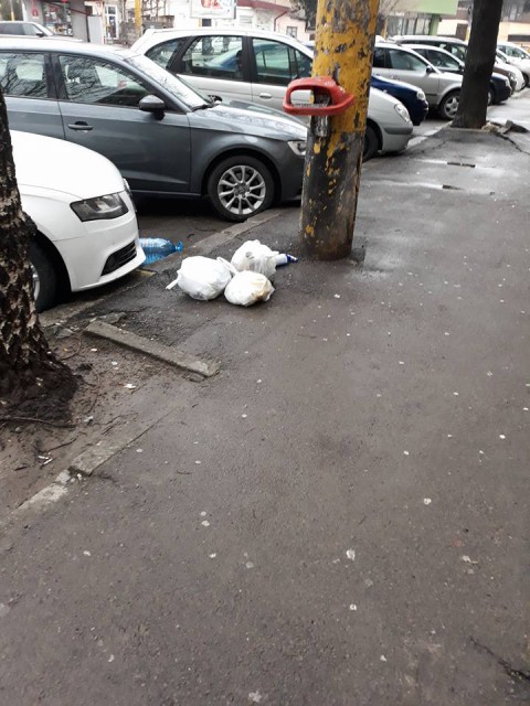 NESIMȚIRE! Un mediator își aruncă gunoiul în stradă, în zona Casa de Cultură