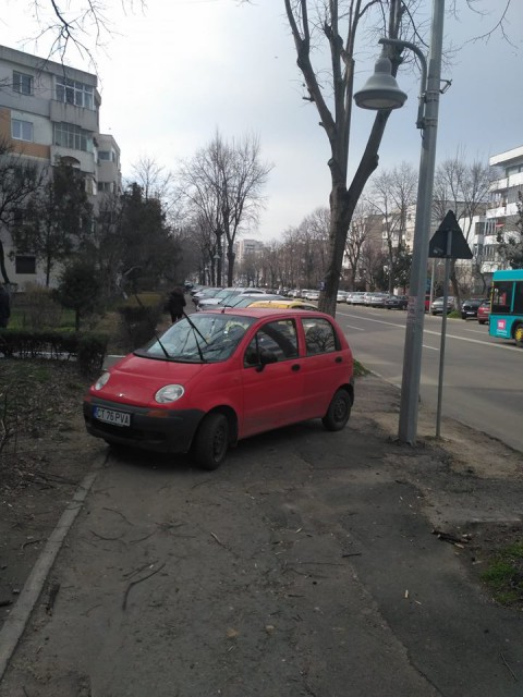 SFIDARE! A confundat trotuarul cu propriul loc de parcare