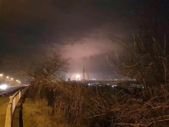 Lume panicată, după ce s-au văzut flăcări în zona combinatului Petromidia! VIDEO