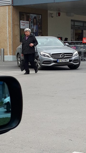 NESIMŢITĂ! A parcat pe loc rezervat persoanelor cu handicap şi a fost cât pe ce să LOVEASCĂ un pieton!
