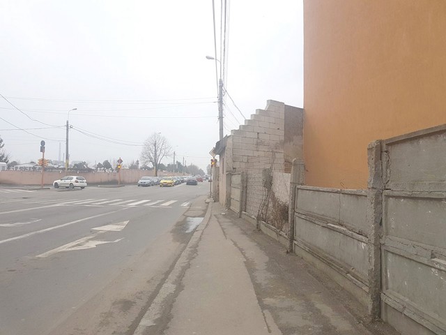 MINUNILE URBANISTICE din zona Casei de Cultură. Pietonii fac SLALOM!