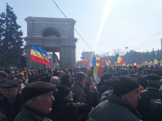 Marşul Centenar de la Chişinău a reunit români de pe ambele maluri ale Prutului
