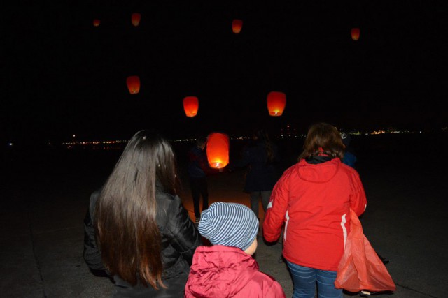 „Ora Pământului” la Corbu: a fost stins iluminatul public, iar copiii au lansat lampioane
