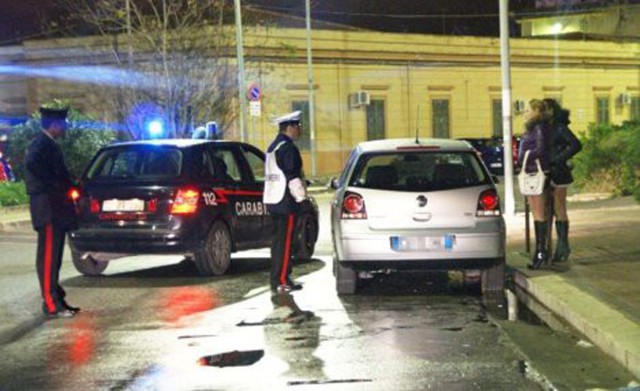 Două românce au şocat Italia: una l-a stors de bani pe un bătrân, alta îşi droga victimele şi le fura banii