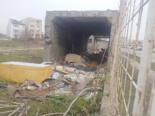 Imaginile neputinţei: ruină transformată în ‘casa boschetarilor’ şi teren acoperit de gunoaie!
