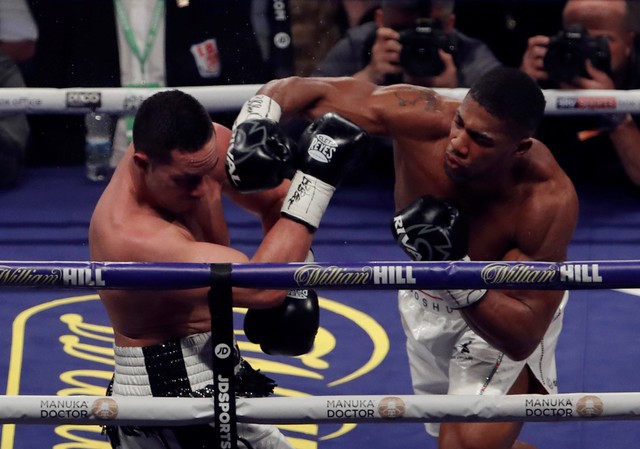 Oscar De La Hoya vrea să urce din nou în ring