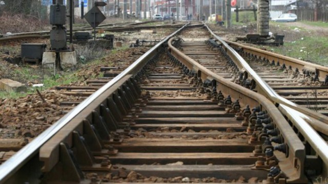 Trenul Regio Bucureşti - Braşov a lovit parapetul liniei şi a deraiat în Gara Nord