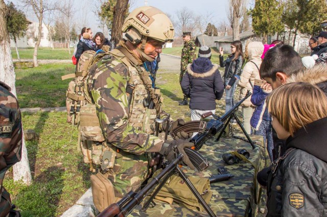 Elevii constănțeni au învățat de la militarii Brigăzii 9 Mecanizată „Mărășești” despre adăposturi și capcane
