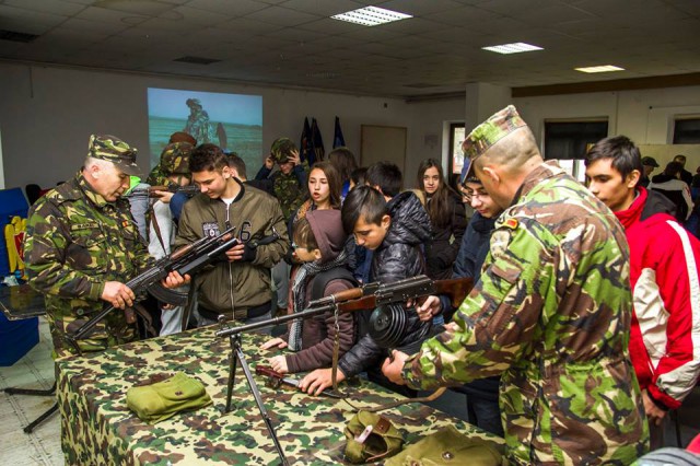 GALERIE FOTO. Batalionul 341 Infanterie “Constanţa” luat cu asalt de copii!