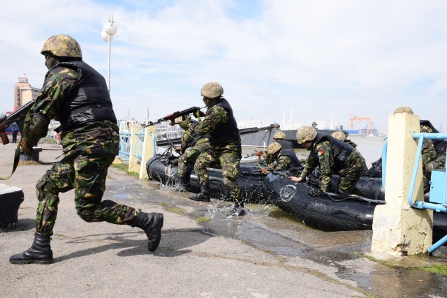 GALERIE FOTO. Infanteriștii marini au luat cu asalt Tulcea!