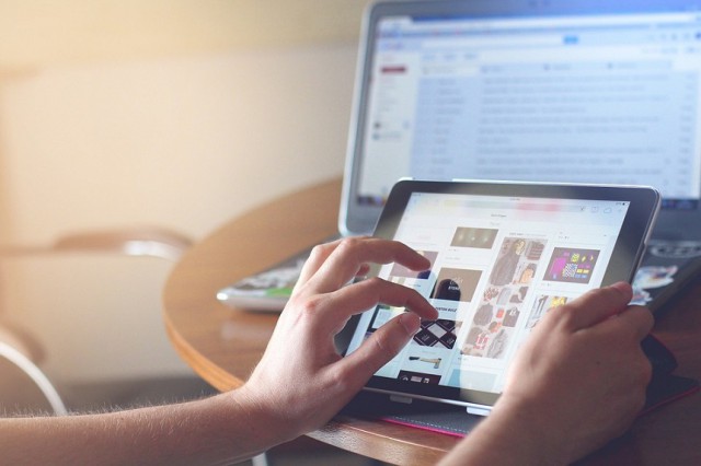 Guvernul caută producători de tablete pentru elevi