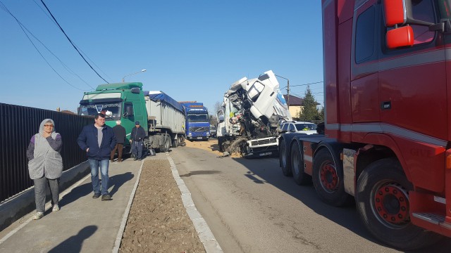 Accident GRAV la Valu lui Traian: un TIR s-a făcut PRAF, altul a intrat în gard!