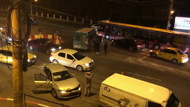 ACCIDENT RUTIER, provocat de şoferul unui maxi-taxi: a intervenit ambulanţa pentru un pasager!