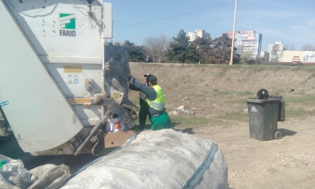 Polițiștii locali și angajații Polaris au igienizat mai multe zone din Constanța