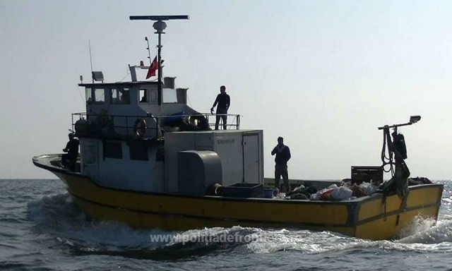 Pescador turcesc, urmărit cu focuri de armă de o navă a polițiștilor constănțeni!